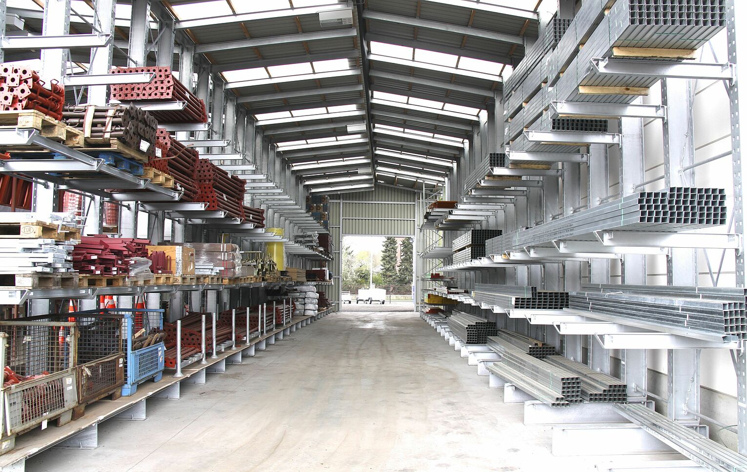 [Translate "Belgium (NL)"] [Translate "Niederlande"] Rack-clad warehouse Cantilever racking