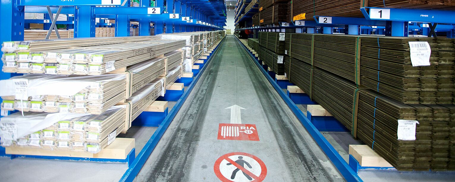 [Translate "Belgium (NL)"] [Translate "Niederlande"] Cantilever racking for narrow aisle