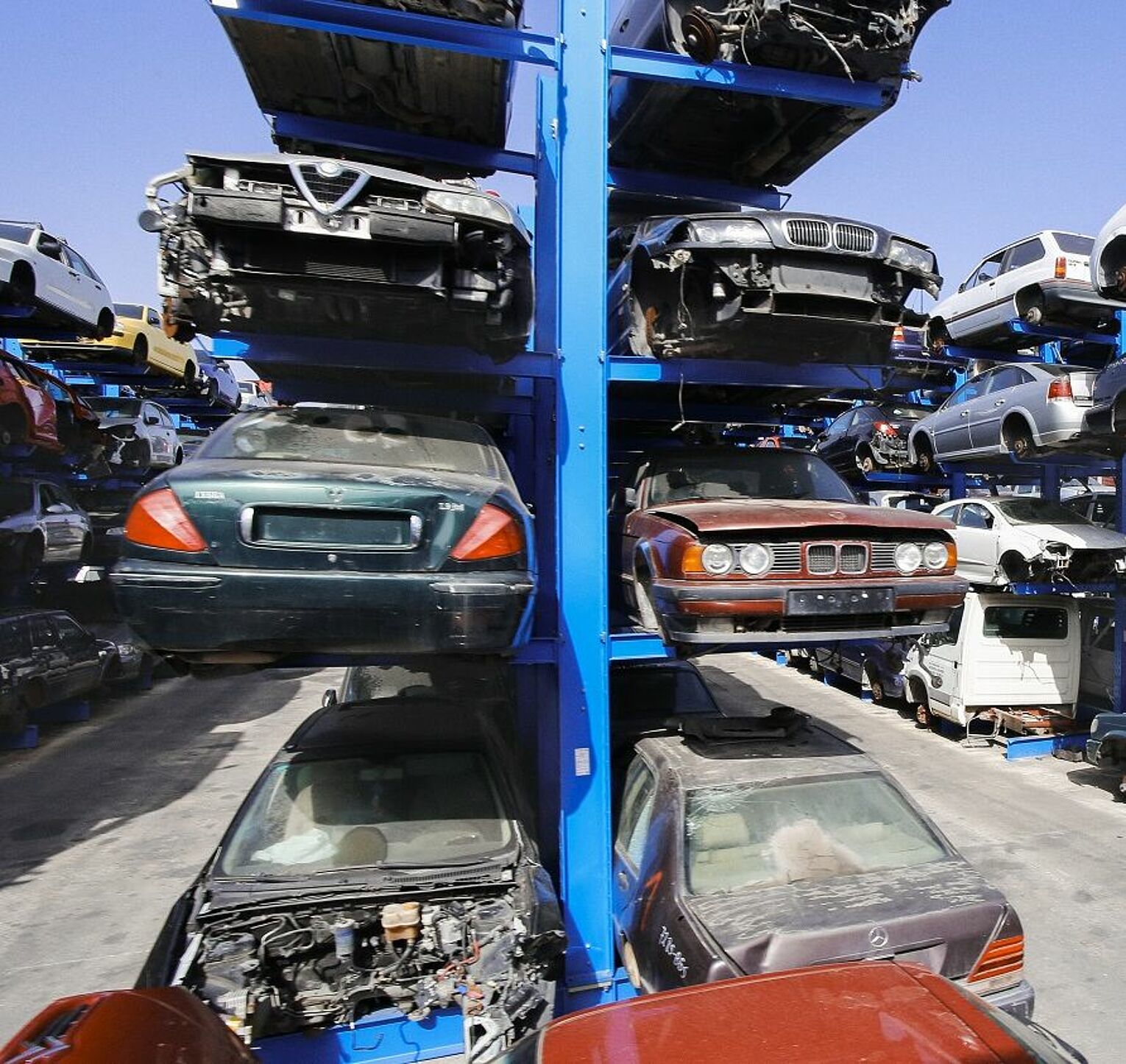 [Translate "Belgium (NL)"] [Translate "Niederlande"] Cantilever racking Car dismantler