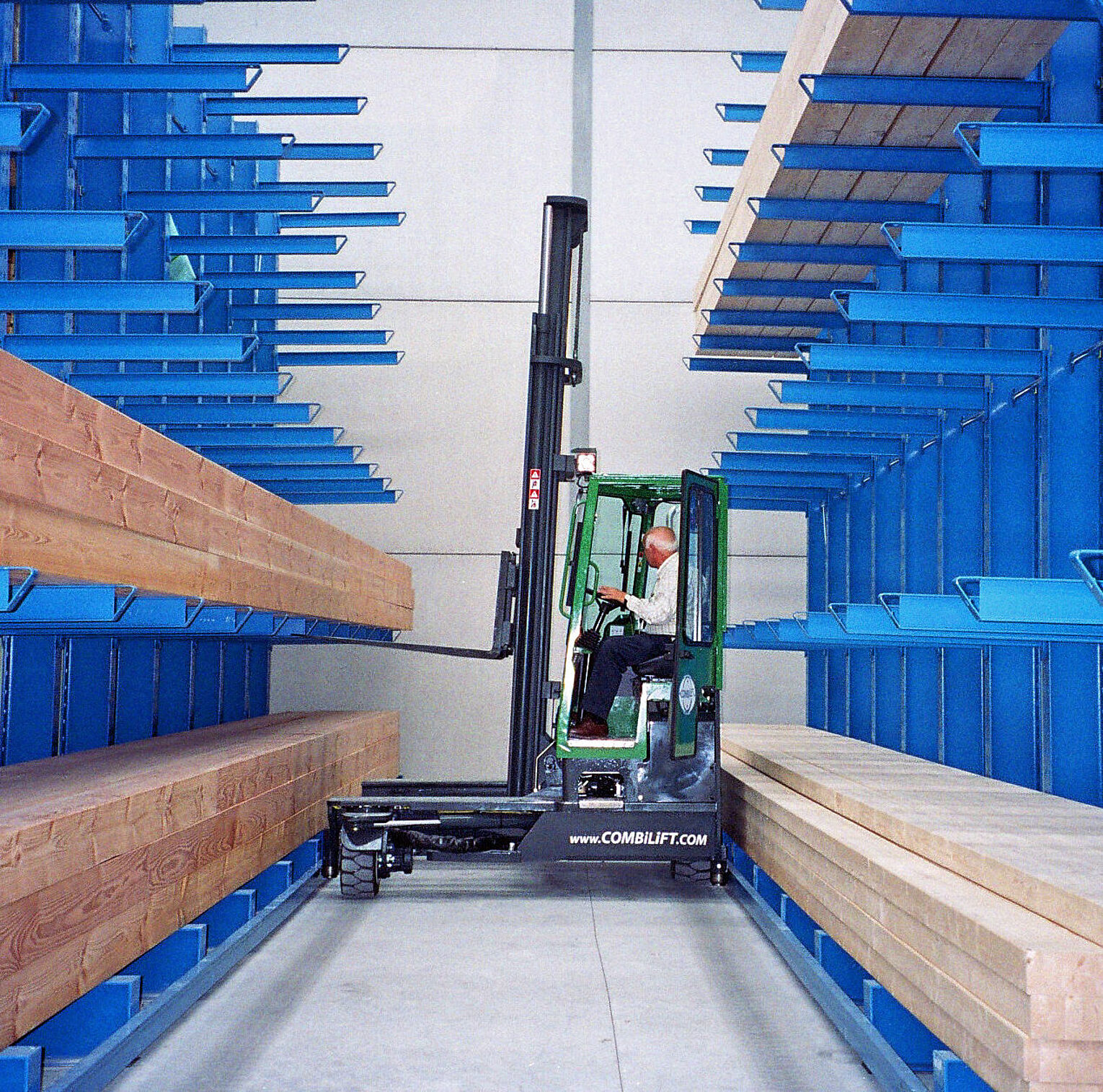 [Translate "Belgium (NL)"] [Translate "Niederlande"] Cantilever racking for narrow aisle