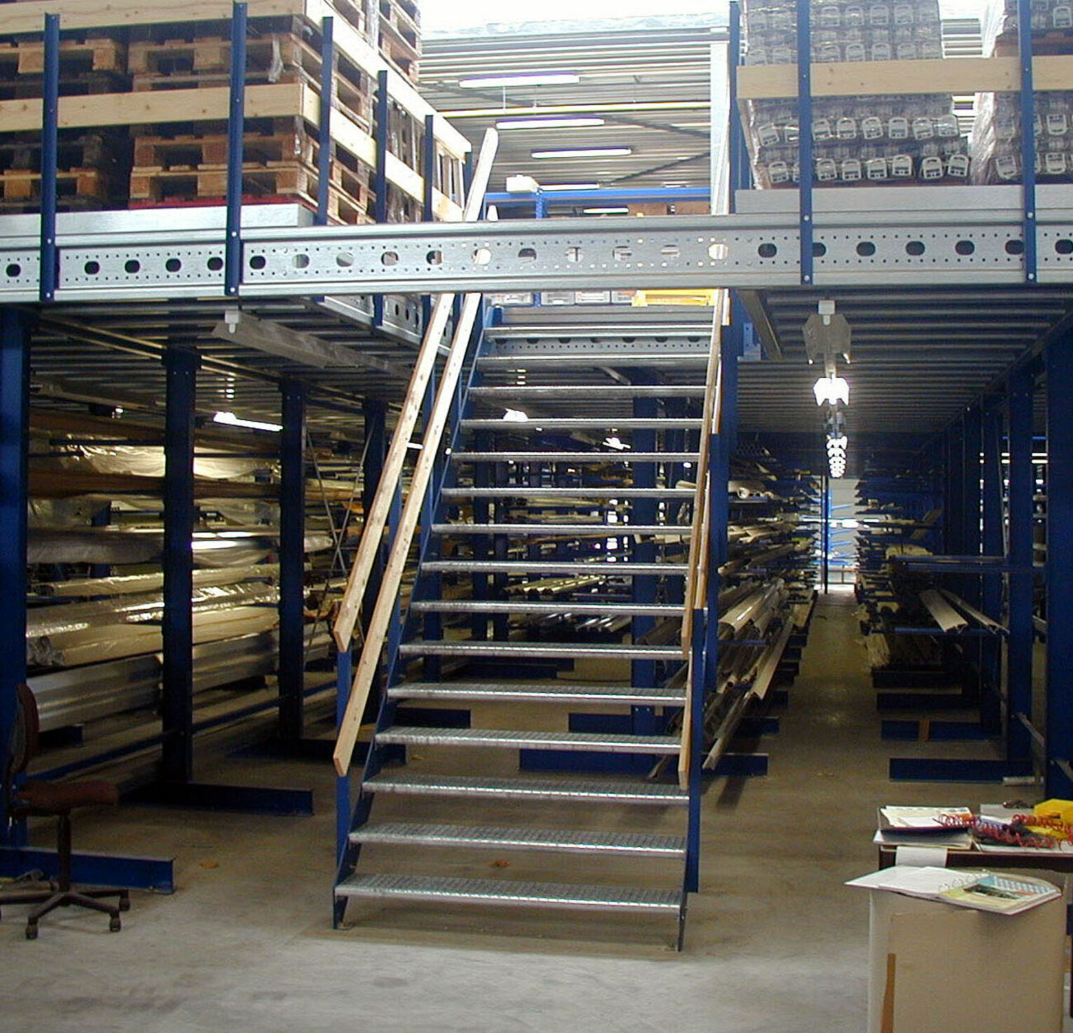 [Translate "Belgium (NL)"] [Translate "Niederlande"] Cantilever racking Multi-tier storage