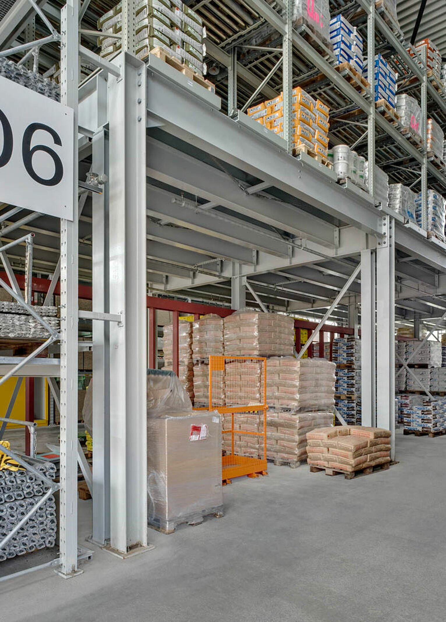 [Translate "Belgium (NL)"] [Translate "Niederlande"] Cantilever racking Multi-tier storage