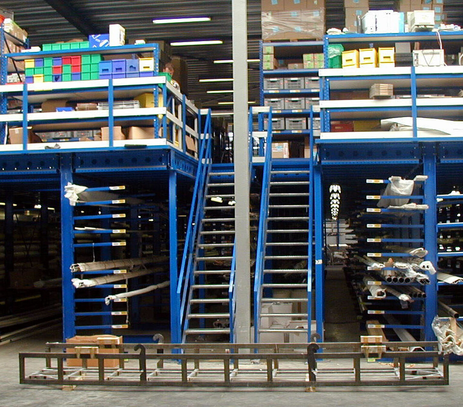 [Translate "Belgium (NL)"] [Translate "Niederlande"] Cantilever racking Multi-tier storage